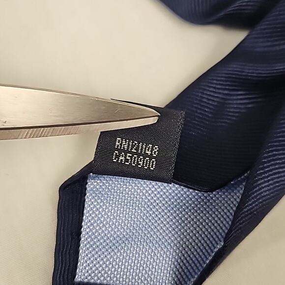 Tommy Hilfiger Men’s 100% Silk Repp Tie Necktie Purple W/thin Grey&white Stripes - Picture 5 of 7